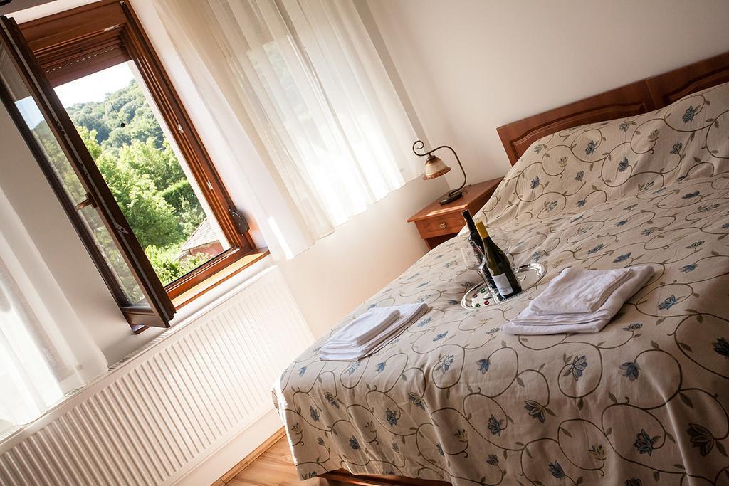 Wekler Csaladi Pinceszet Es Panzio Hotel Mecseknadasd Ngoại thất bức ảnh