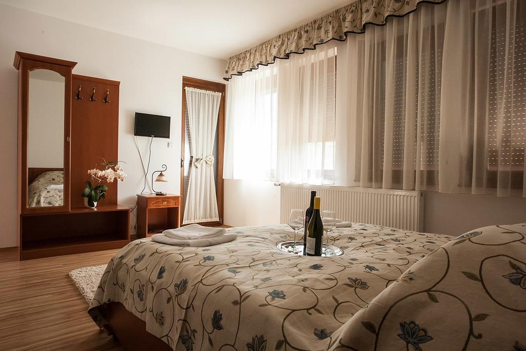 Wekler Csaladi Pinceszet Es Panzio Hotel Mecseknadasd Ngoại thất bức ảnh
