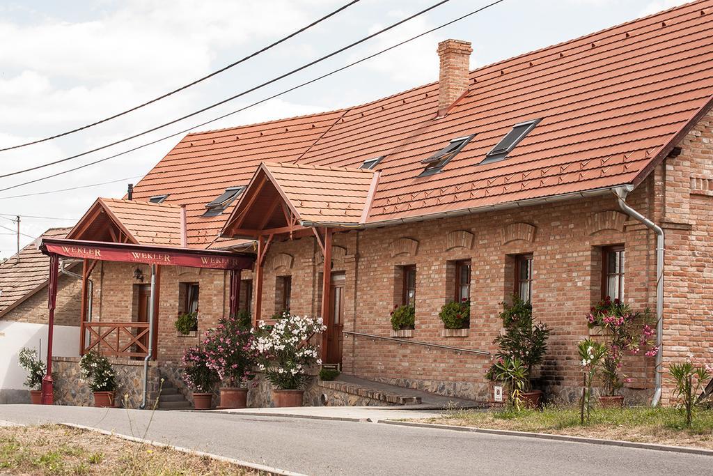 Wekler Csaladi Pinceszet Es Panzio Hotel Mecseknadasd Ngoại thất bức ảnh