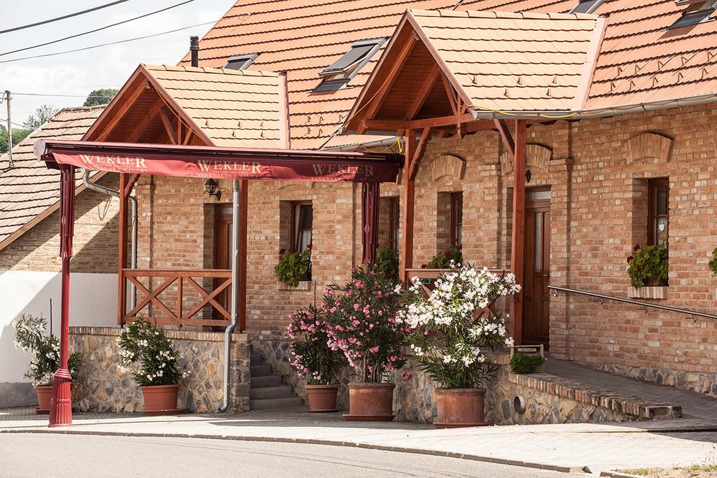 Wekler Csaladi Pinceszet Es Panzio Hotel Mecseknadasd Ngoại thất bức ảnh